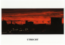 602058 Panorama van Utrecht in de rode gloed van een ondergaande zon, uit het oosten.